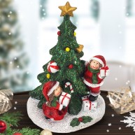Kerámia karácsonyfa gyerekekkel és ajándékkal 14 cm